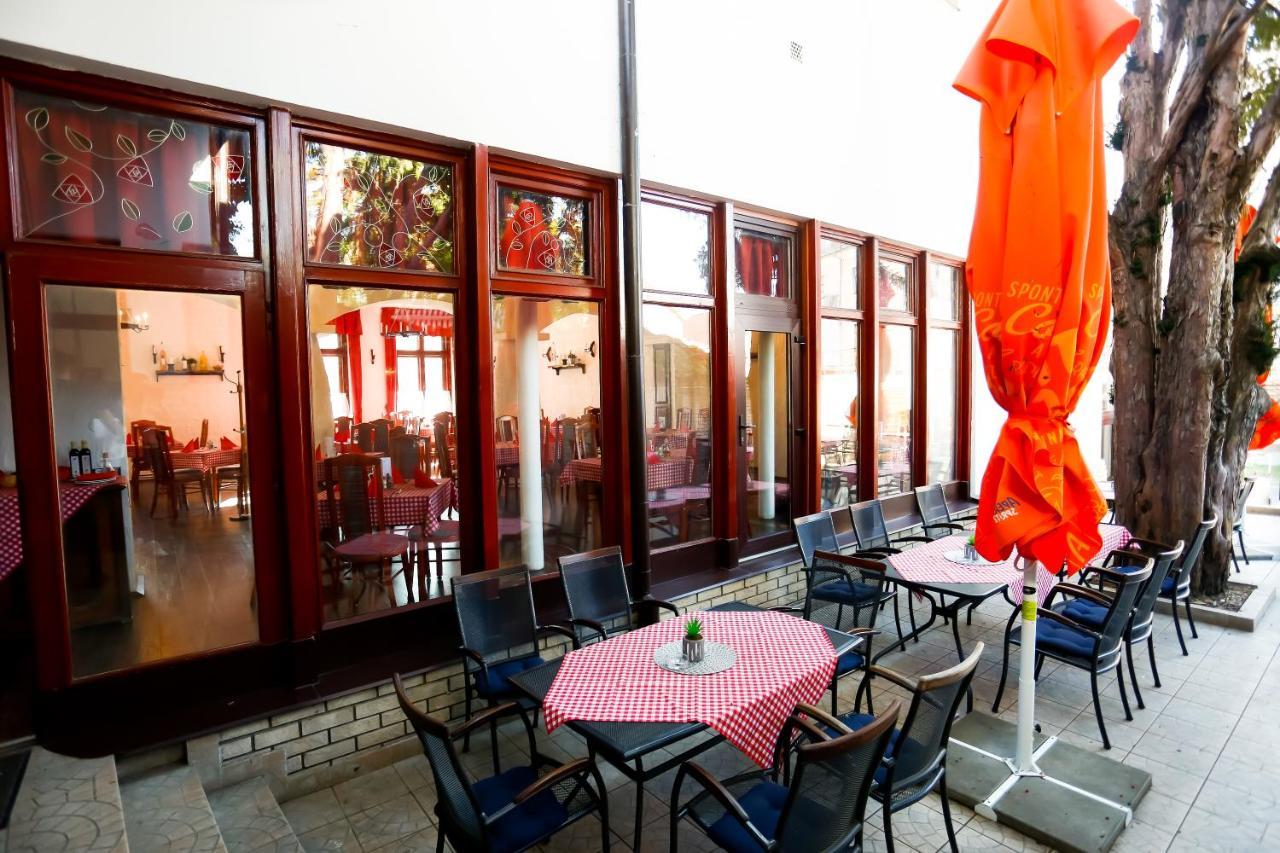 Un Pizzico Di Italiano Etterem Es Panzio Bed & Breakfast Nyíregyháza Екстериор снимка